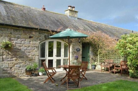 PRIMROSE COTTAGE, pet friendly, country holiday cottage in Craster