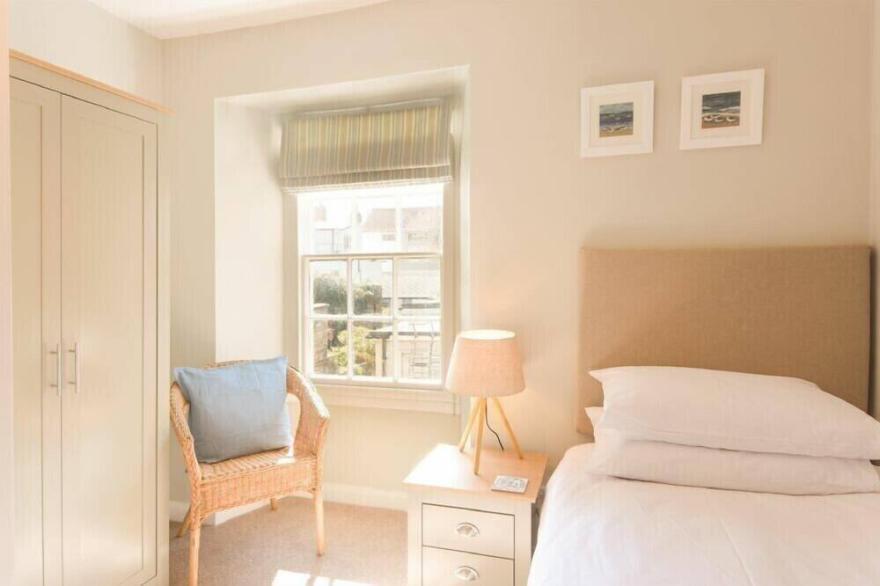 ALN COTTAGE (ALNMOUTH), pet friendly, with open fire in Alnmouth