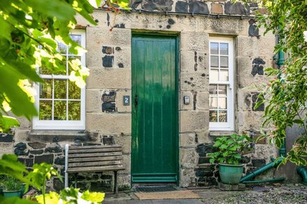 ELLIOT COTTAGE, family friendly, country holiday cottage in Bamburgh