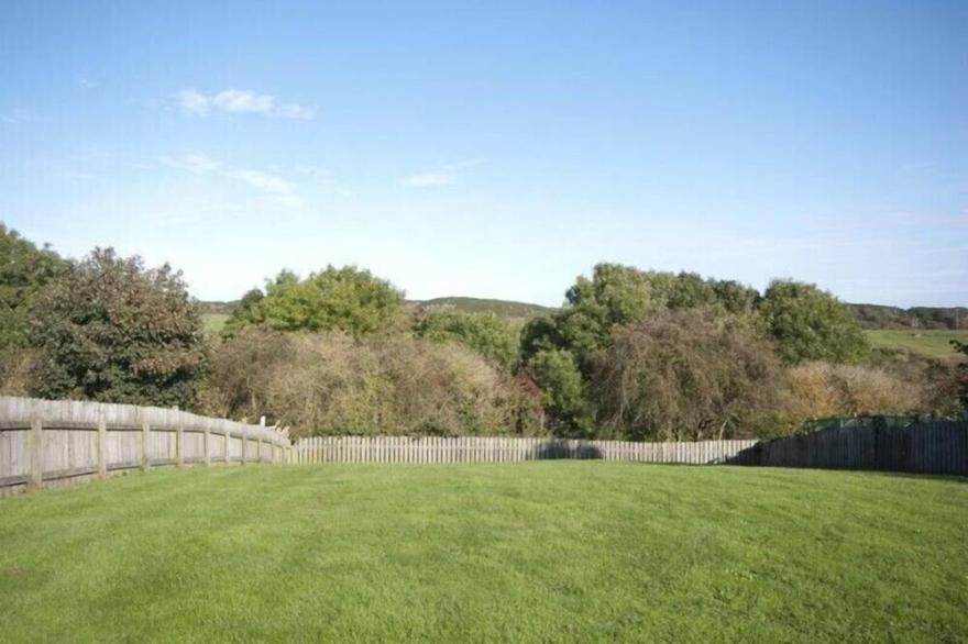 SMITHY COURT, family friendly, country holiday cottage in Craster