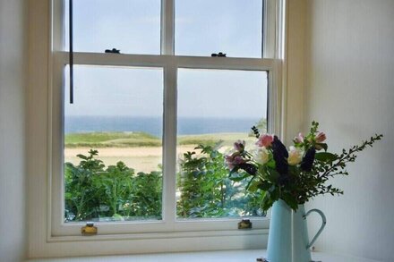 COURTYARD COTTAGE, pet friendly, country holiday cottage in Embleton