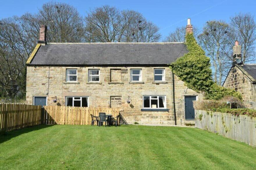 BILTON FARM COTTAGE NO2, pet friendly, with a garden in Alnmouth