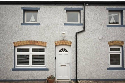 HERRINGBONE COTTAGE, pet friendly, with open fire in Seahouses