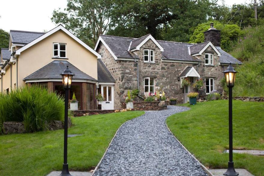 PANDY ISAF, Pet Friendly, Luxury Holiday Cottage In Dolgellau