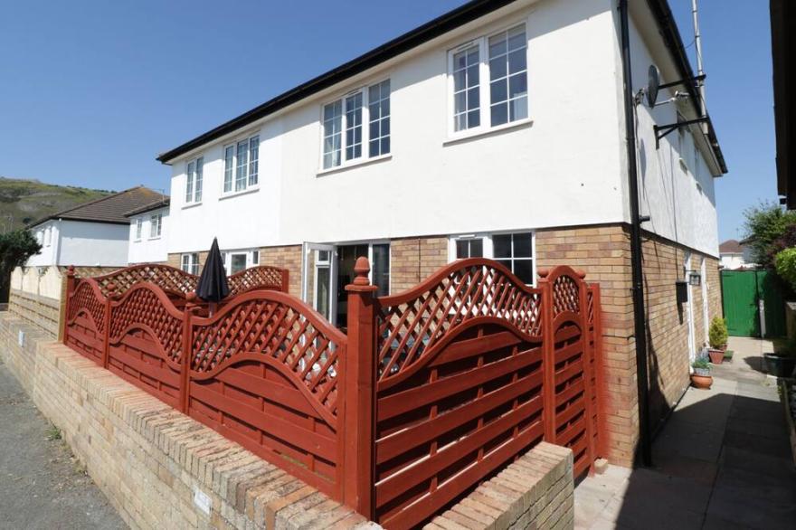 WEST SHORE COTTAGE, family friendly, with a garden in Llandudno