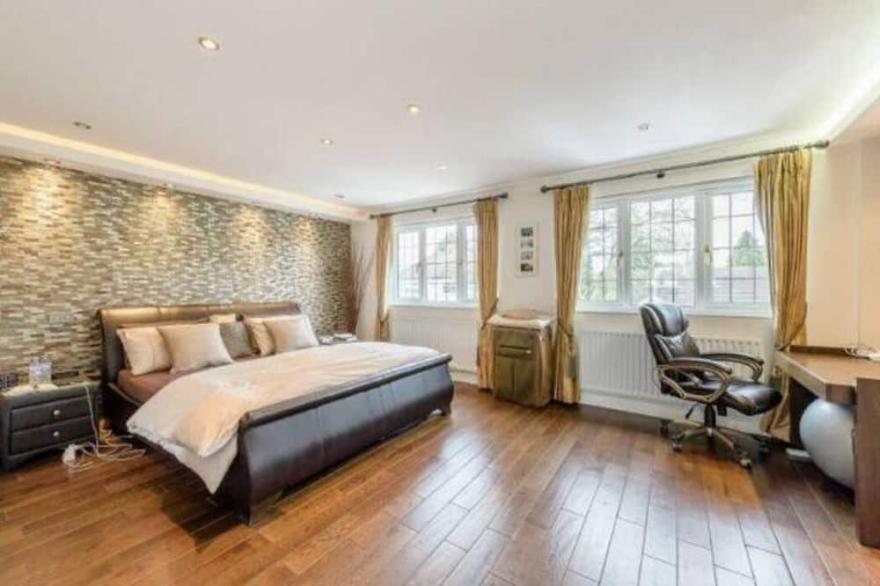 Luxury House In Pinner, 30 Min To Central London!
