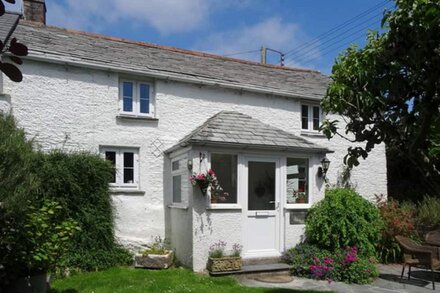 Romantic cosy cottage, pet friendly with pretty garden near Padstow and beaches