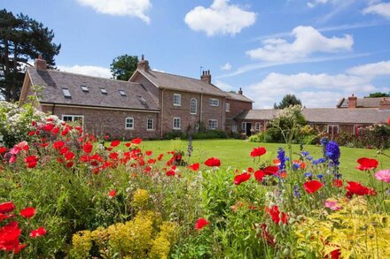 YORK single storey cottage ,gardens & open views.Thicket Priory & Derwent Ings.