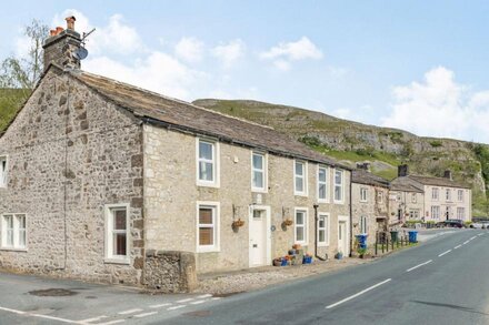 ANGLERS COTTAGE, pet friendly, with open fire in Threshfield