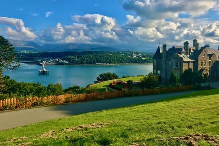 BRYN MEL MANOR STRAITS VIEW, with a garden in Menai Bridge