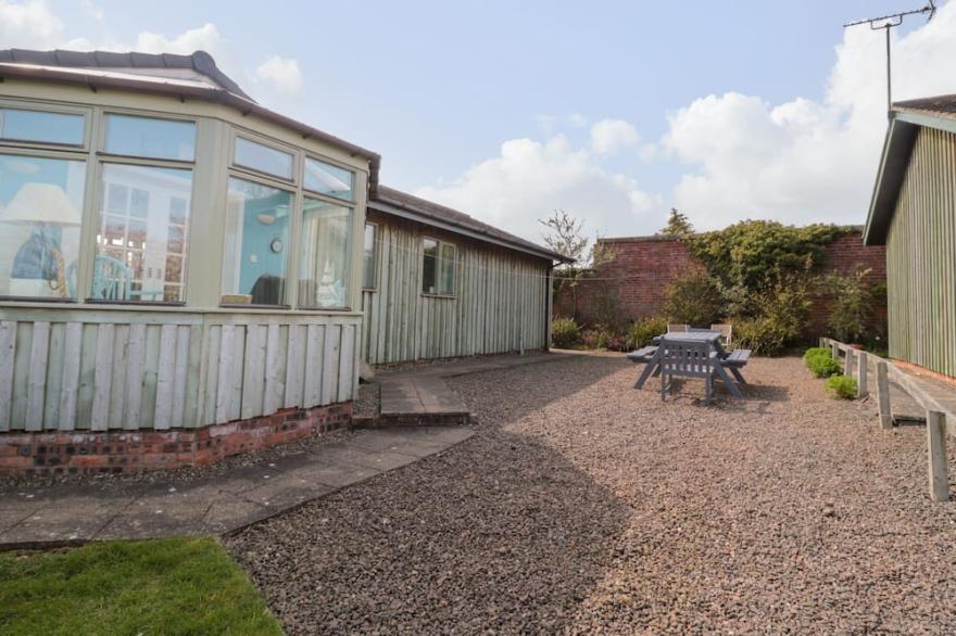 SEA VIEW LODGE, Family Friendly, With A Garden In Warkworth