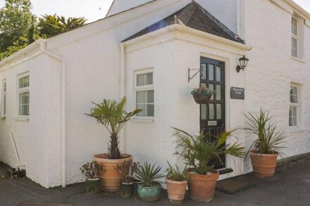 BLACKSMITH'S COTTAGE, pet friendly, with open fire in Crantock