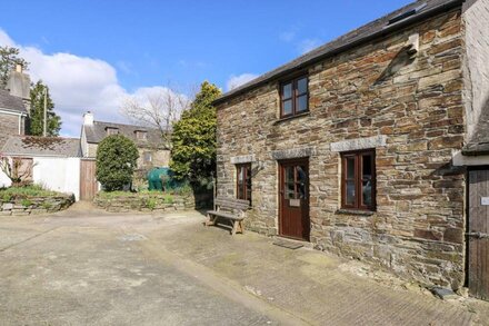 KEEPERS COTTAGE, pet friendly, character holiday cottage in Liskeard