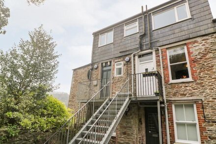 9 BARRACUDA FLATS, romantic, country holiday cottage in Looe