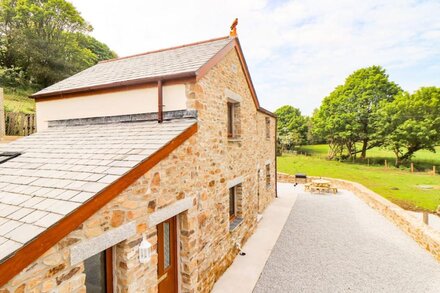 CHYCOOSE BARN, pet friendly, with a garden in St Day