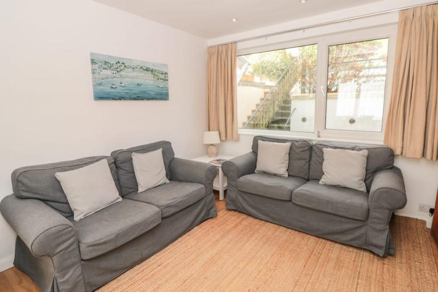 GEORGE COTTAGE, pet friendly, with a garden in Dartmouth
