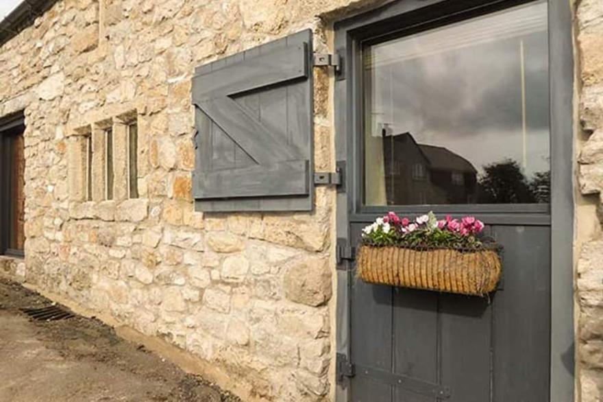 DRAGON HILL BARN, family friendly, with open fire in Brassington