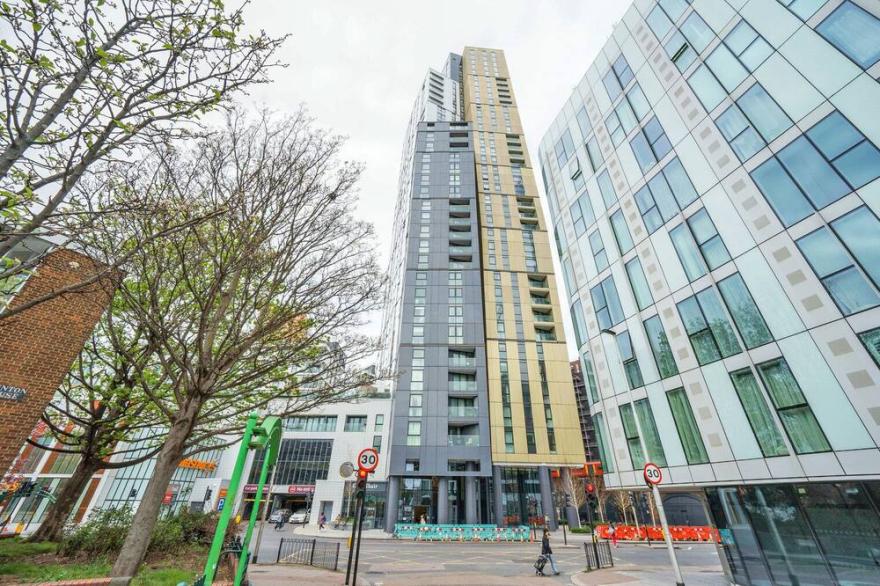 Luxe Nine Elms 2BR w Concierge, Gym & Cinema, next to Tube, by Blueground