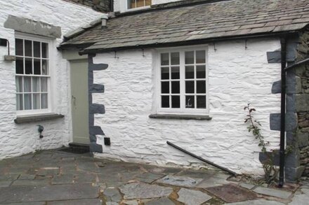 OLD BAKERS COTTAGE, family friendly, with a garden in Grasmere