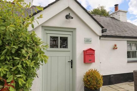 COSY COTTAGE, pet friendly, with open fire in Menai Bridge