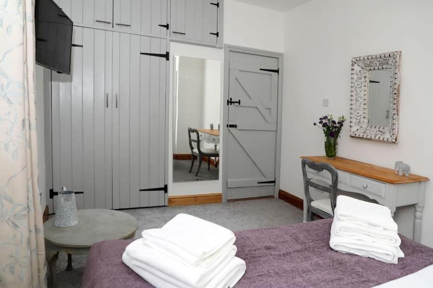 Charming 2-Bed Cottage in Milton Keynes, Sleeps 6
