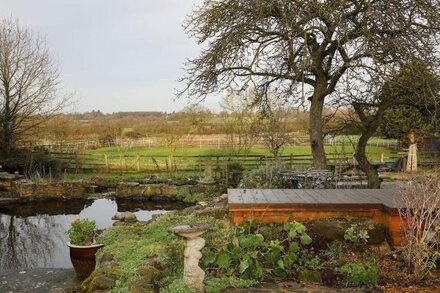 Charming 2-Bed Cottage in Milton Keynes, Sleeps 6