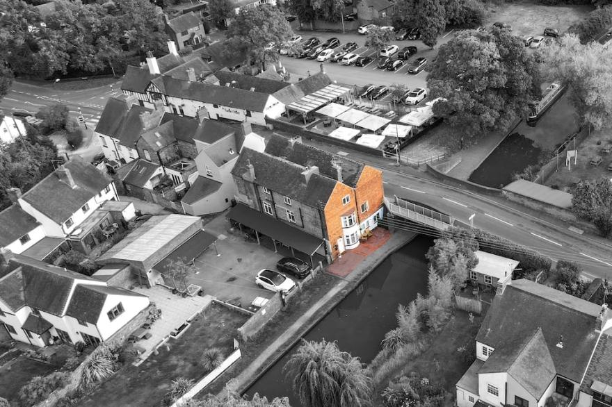 Idyllic 2 Bedroom Canal Facing Cottage In Hopwas