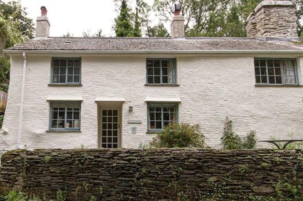 Cuckoo Tor is a pretty 2 bedroom cottage surrounded by national trust countryside near the Bodninnick ferry for Fowey