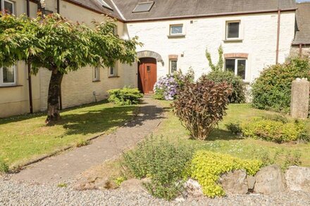 2 YR HEN FELIN, pet friendly, country holiday cottage in Letterston