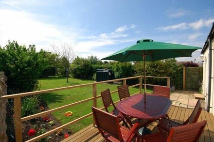 SUNSHINE COTTAGE, pet friendly, country holiday cottage in Seahouses