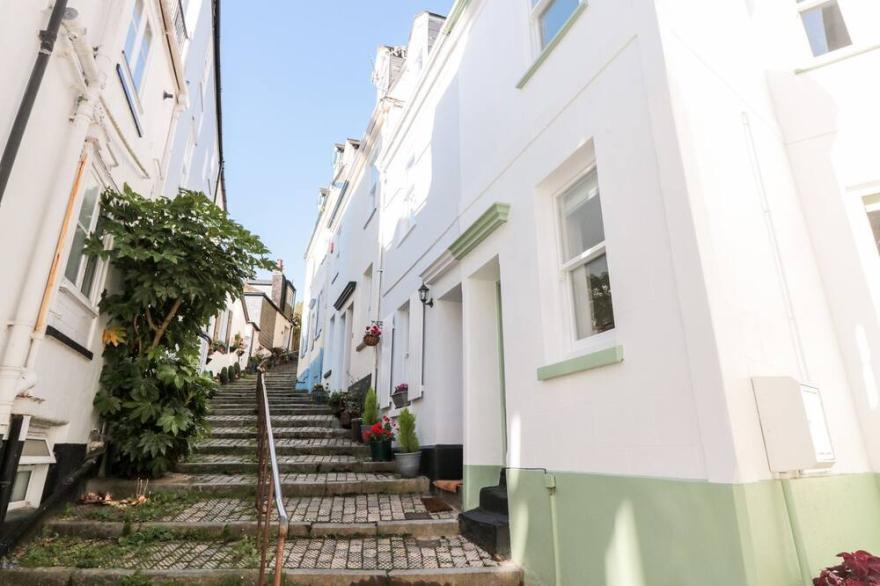 8 BROWNS HILL, pet friendly, character holiday cottage in Dartmouth