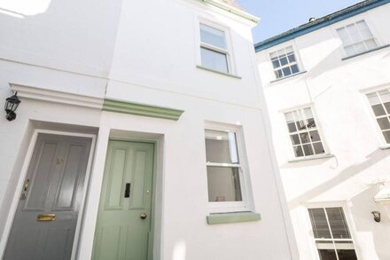 8 BROWNS HILL, pet friendly, character holiday cottage in Dartmouth