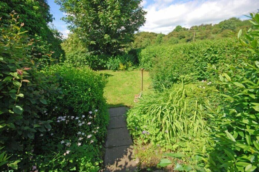 RIVERSIDE COTTAGE, Pet Friendly, With Open Fire In Warkworth