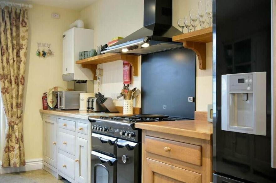 CHARLTON COTTAGE, pet friendly, country holiday cottage in Bamburgh