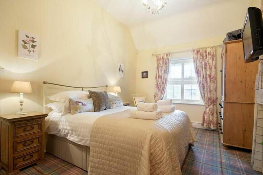 CHARLTON COTTAGE, pet friendly, country holiday cottage in Bamburgh
