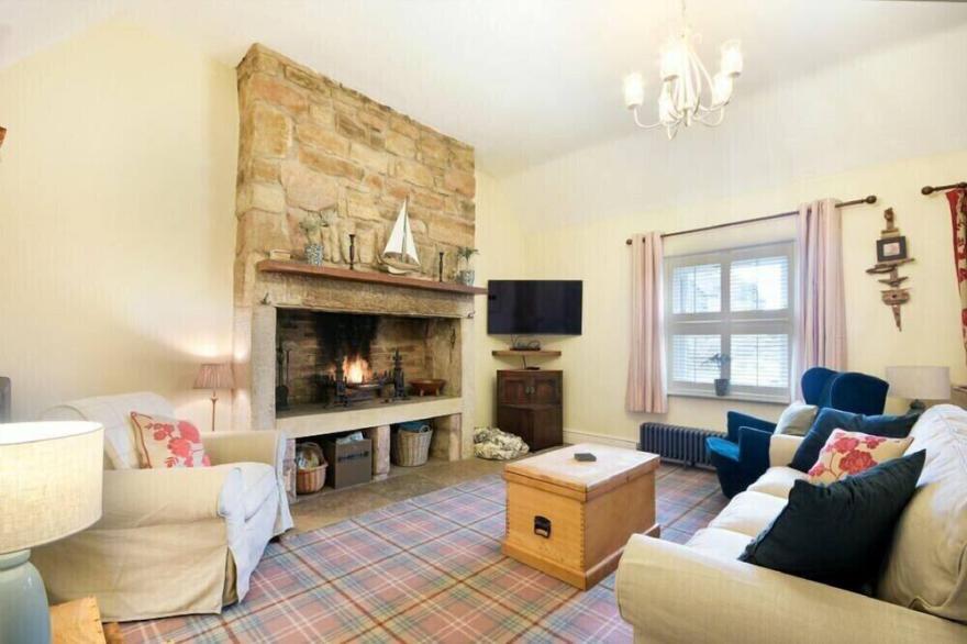 CHARLTON COTTAGE, pet friendly, country holiday cottage in Bamburgh