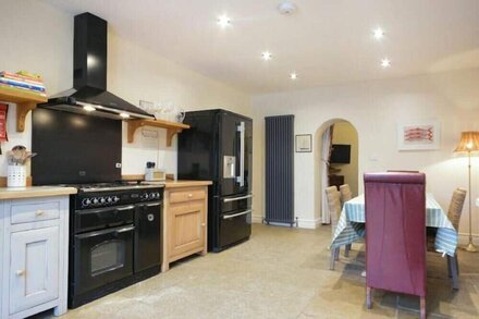 CHARLTON COTTAGE, pet friendly, country holiday cottage in Bamburgh