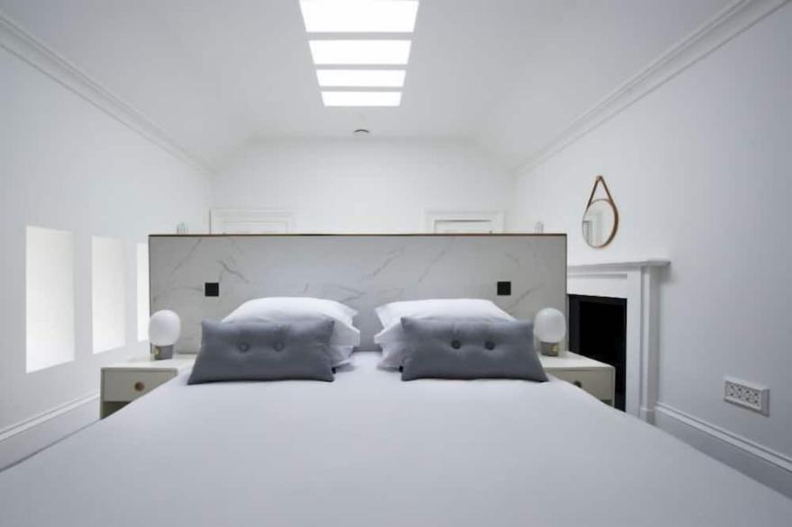 Sunlight (Standard Bedroom)  -  A Lews Castle That Sleeps 2 Guests  In 1 Bedroom