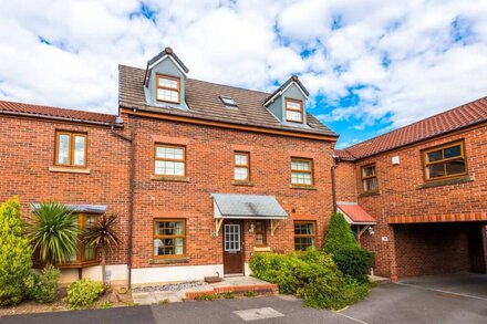 Durham House, Fab 4 bed Townhouse in Buckshaw Village, Chorley with FREE parking & WiFi