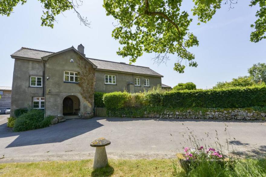 TWELVE OAKS FARMHOUSE, Pet Friendly, With Pool In Newton Abbot