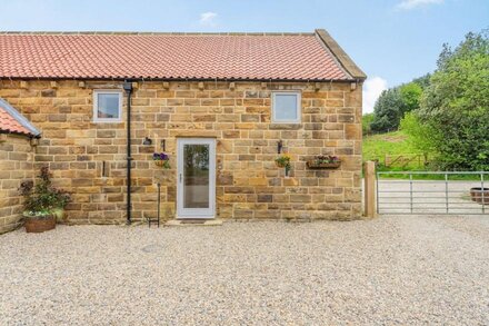 MEADOWSWEET, character holiday cottage, with hot tub in Goathland