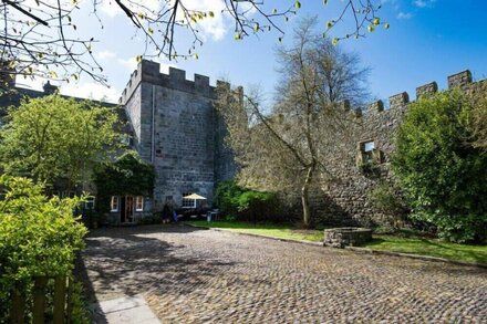 CRASTER TOWER PENTHOUSE, pet friendly, with open fire in Craster