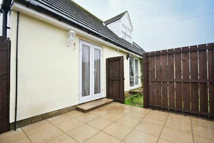 BEACHSIDE (LOW HAUXLEY), pet friendly, with a garden in Low Hauxley