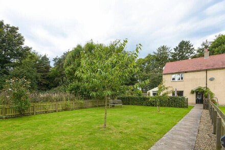 MIDDLEMOOR COTTAGE, pet friendly, country holiday cottage in Alnwick