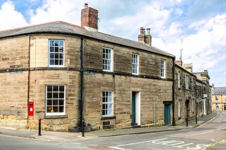 ALGERNON HOUSE, family friendly, with open fire in Alnwick