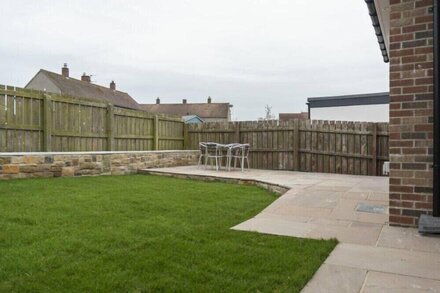 SOUTHFIELD LODGE, pet friendly, country holiday cottage in Seahouses