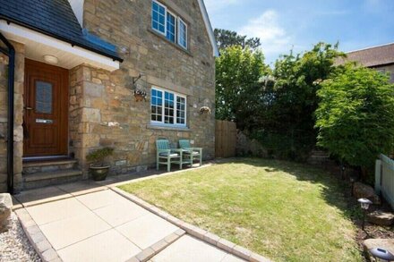 CASTLEWOOD, pet friendly, country holiday cottage in Bamburgh