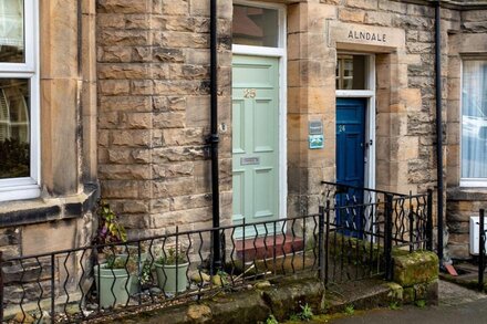 LONGSHORE, pet friendly, character holiday cottage in Alnmouth