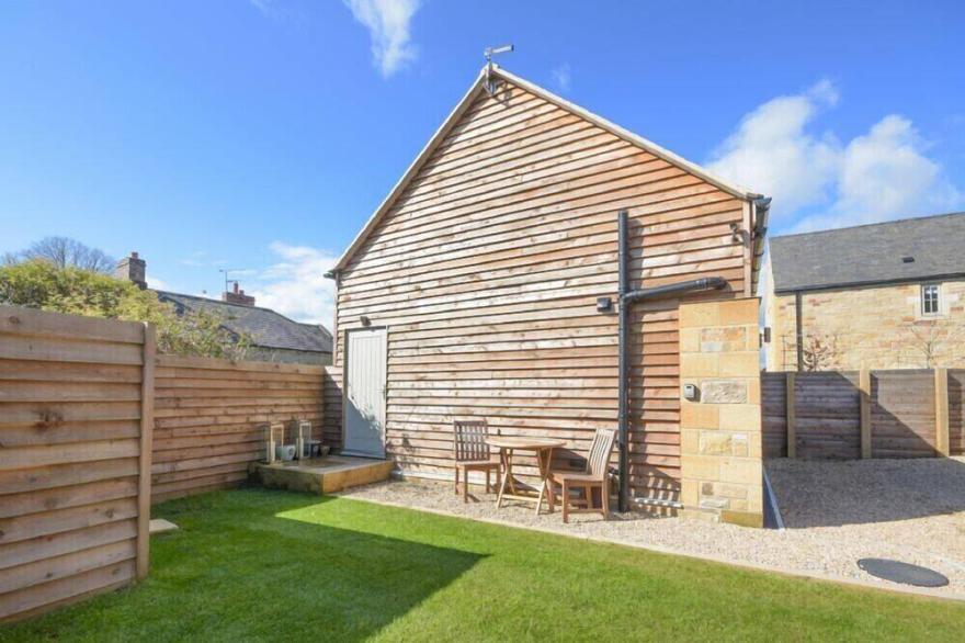 BAY TREE STUDIO, romantic, with a garden in Alnmouth