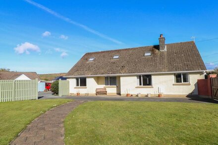 MEADOW VIEW, family friendly, with open fire in Letterston